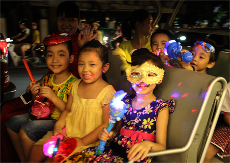 Во Вьетнаме царила оживленная атмосфера праздника середины осени